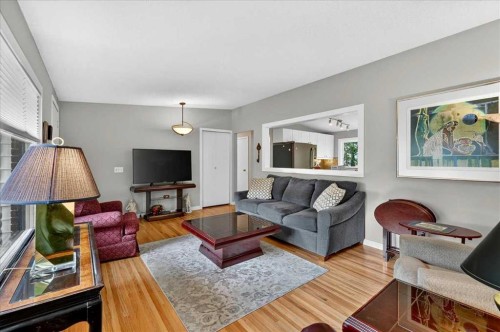1123 48 Avenue Nw, Calgary, AB - Indoor Photo Showing Living Room