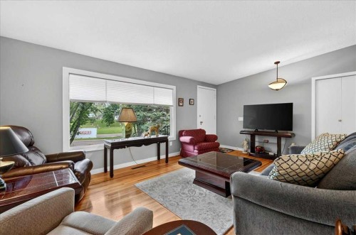 1123 48 Avenue Nw, Calgary, AB - Indoor Photo Showing Living Room