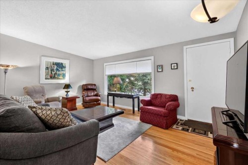 1123 48 Avenue Nw, Calgary, AB - Indoor Photo Showing Living Room