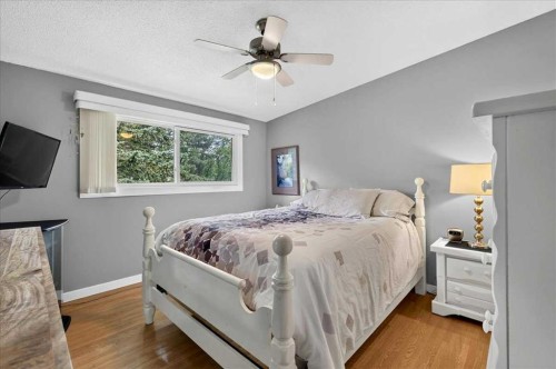 1123 48 Avenue Nw, Calgary, AB - Indoor Photo Showing Bedroom