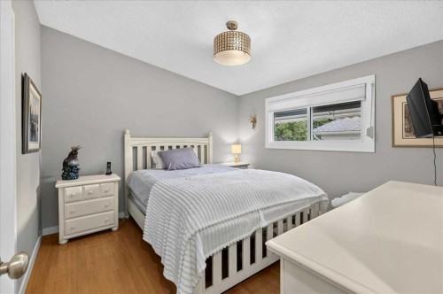 1123 48 Avenue Nw, Calgary, AB - Indoor Photo Showing Bedroom