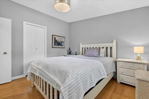 1123 48 Avenue Nw, Calgary, AB - Indoor Photo Showing Bedroom