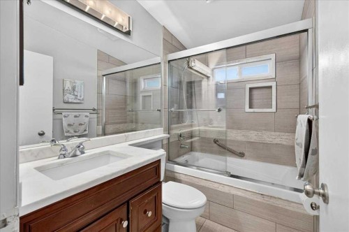 1123 48 Avenue Nw, Calgary, AB - Indoor Photo Showing Bathroom