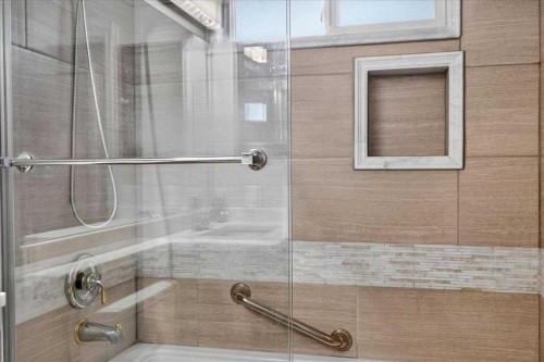 1123 48 Avenue Nw, Calgary, AB - Indoor Photo Showing Bathroom