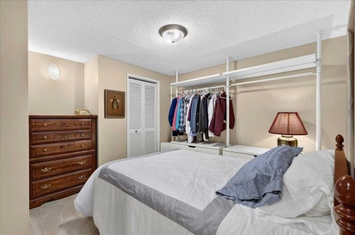 1123 48 Avenue Nw, Calgary, AB - Indoor Photo Showing Bedroom