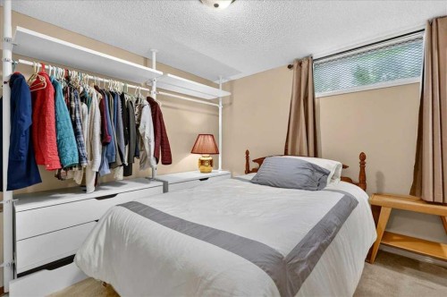 1123 48 Avenue Nw, Calgary, AB - Indoor Photo Showing Bedroom