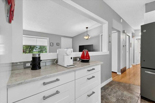 1123 48 Avenue Nw, Calgary, AB - Indoor Photo Showing Kitchen