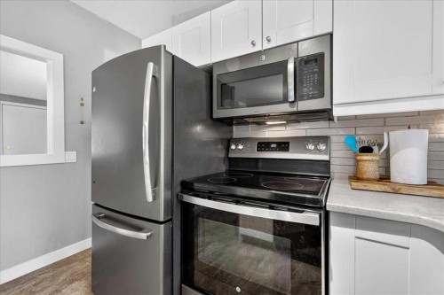 1123 48 Avenue Nw, Calgary, AB - Indoor Photo Showing Kitchen