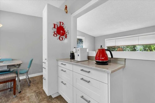 1123 48 Avenue Nw, Calgary, AB - Indoor Photo Showing Dining Room