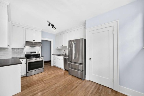 226 Superior Avenue Sw, Calgary, AB - Indoor Photo Showing Kitchen With Stainless Steel Kitchen