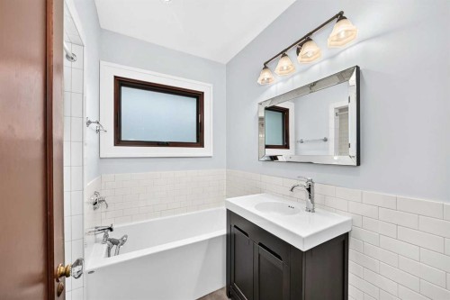 226 Superior Avenue Sw, Calgary, AB - Indoor Photo Showing Bathroom