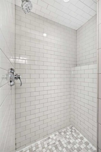226 Superior Avenue Sw, Calgary, AB - Indoor Photo Showing Bathroom