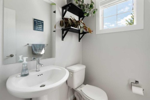 426 Nolan Hill Boulevard Nw, Calgary, AB - Indoor Photo Showing Bathroom