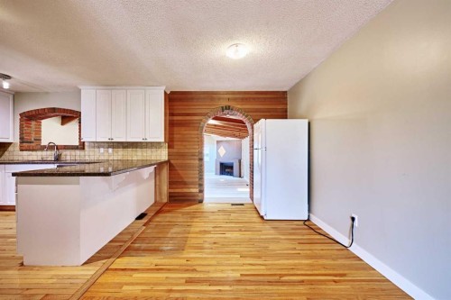 4820 49 Avenue Nw, Calgary, AB - Indoor Photo Showing Kitchen