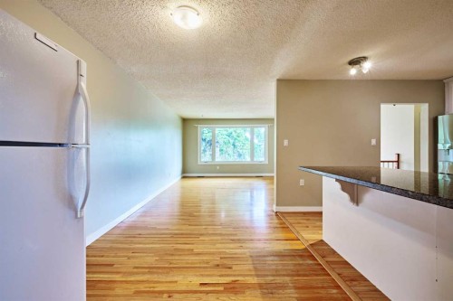 4820 49 Avenue Nw, Calgary, AB - Indoor Photo Showing Other Room
