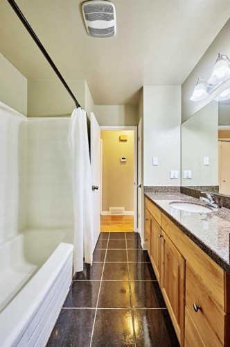 4820 49 Avenue Nw, Calgary, AB - Indoor Photo Showing Bathroom