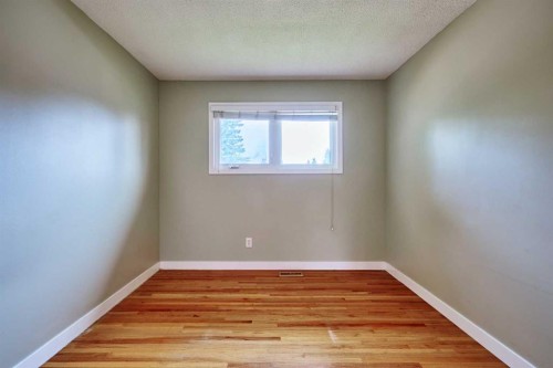 4820 49 Avenue Nw, Calgary, AB - Indoor Photo Showing Other Room