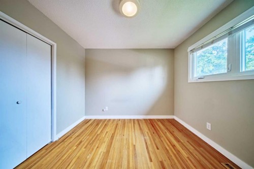 4820 49 Avenue Nw, Calgary, AB - Indoor Photo Showing Other Room