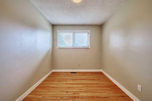 4820 49 Avenue Nw, Calgary, AB - Indoor Photo Showing Other Room
