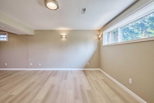 4820 49 Avenue Nw, Calgary, AB - Indoor Photo Showing Other Room