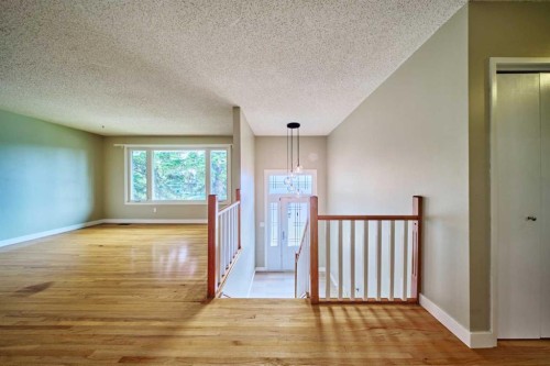 4820 49 Avenue Nw, Calgary, AB - Indoor Photo Showing Other Room