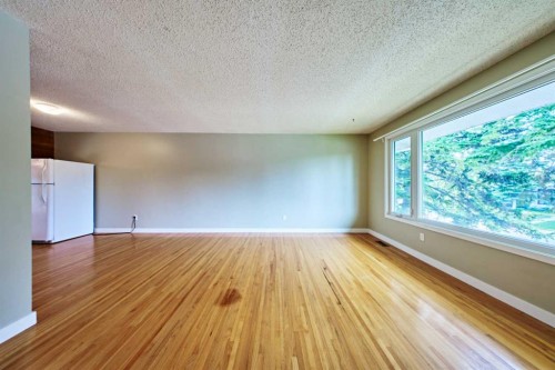 4820 49 Avenue Nw, Calgary, AB - Indoor Photo Showing Other Room