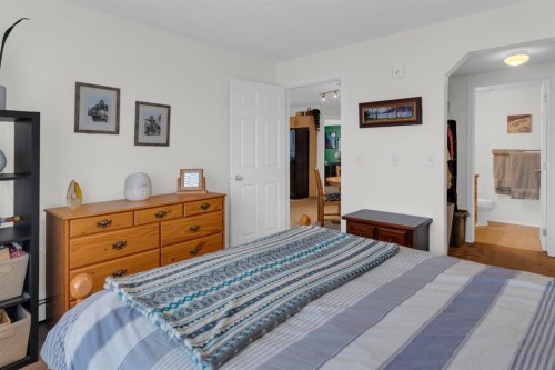 7201-70 Panamount Drive Nw, Calgary, AB - Indoor Photo Showing Bedroom