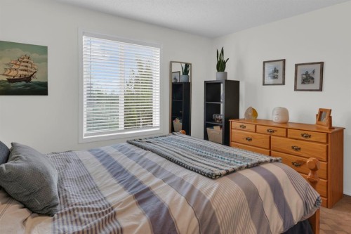 7201-70 Panamount Drive Nw, Calgary, AB - Indoor Photo Showing Bedroom