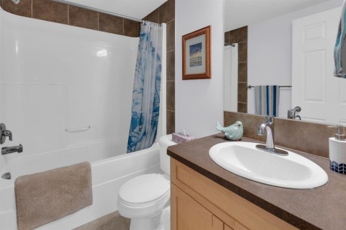 7201-70 Panamount Drive Nw, Calgary, AB - Indoor Photo Showing Bathroom
