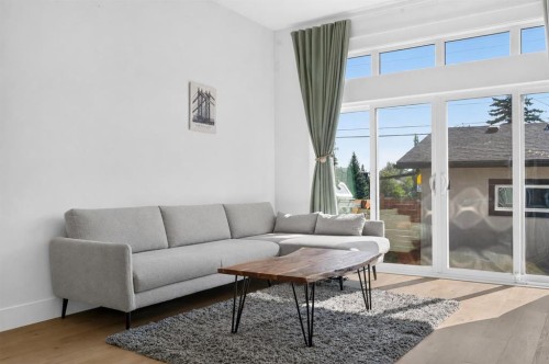 1704 26A Street Sw, Calgary, AB - Indoor Photo Showing Living Room