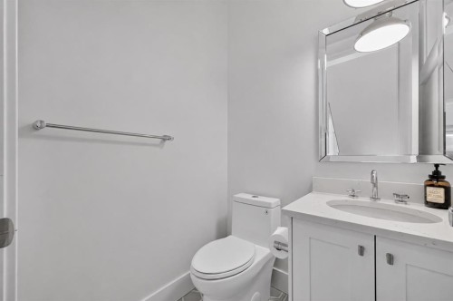 1704 26A Street Sw, Calgary, AB - Indoor Photo Showing Bathroom