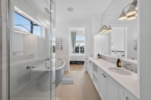 1704 26A Street Sw, Calgary, AB - Indoor Photo Showing Bathroom