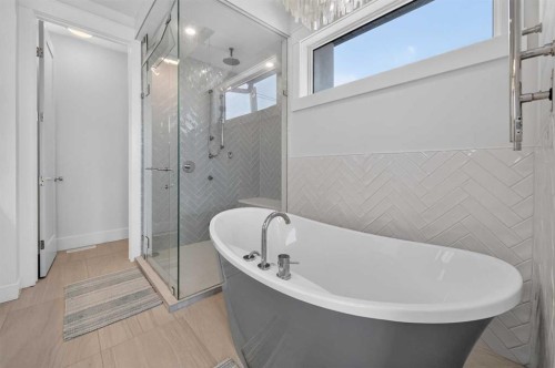 1704 26A Street Sw, Calgary, AB - Indoor Photo Showing Bathroom