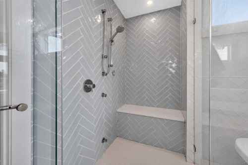 1704 26A Street Sw, Calgary, AB - Indoor Photo Showing Bathroom