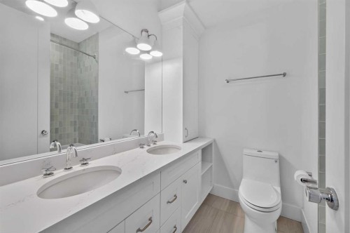 1704 26A Street Sw, Calgary, AB - Indoor Photo Showing Bathroom