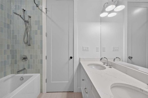 1704 26A Street Sw, Calgary, AB - Indoor Photo Showing Bathroom