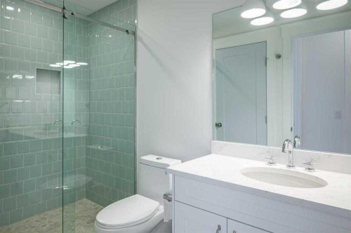 1704 26A Street Sw, Calgary, AB - Indoor Photo Showing Bathroom
