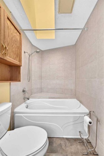 2509 Douglas Woods Link Se, Calgary, AB - Indoor Photo Showing Bathroom