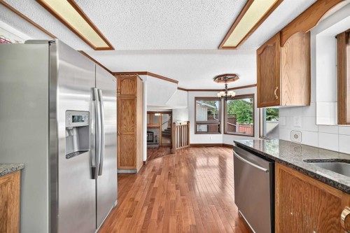2509 Douglas Woods Link Se, Calgary, AB - Indoor Photo Showing Kitchen