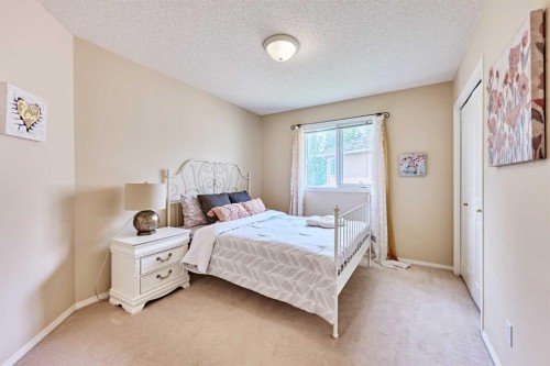 46 Hampstead Manor Nw, Calgary, AB - Indoor Photo Showing Bedroom