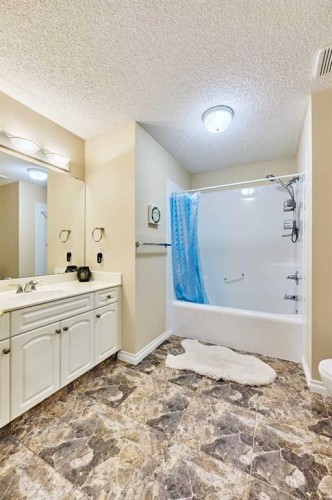 46 Hampstead Manor Nw, Calgary, AB - Indoor Photo Showing Bathroom