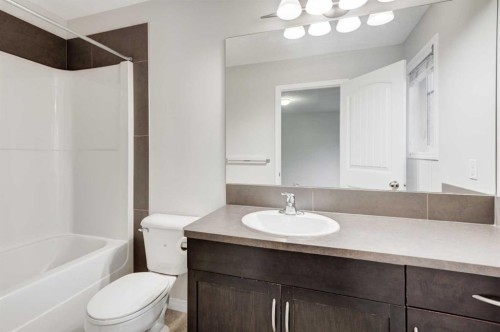 127 Prestwick Villas Se, Calgary, AB - Indoor Photo Showing Bathroom