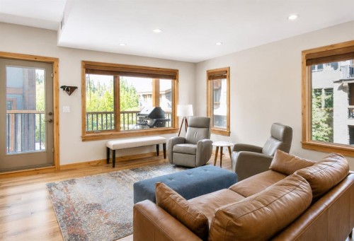 209-707 Spring Creek Drive, Canmore, AB - Indoor Photo Showing Living Room