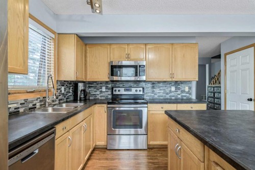 511 Killarney Glen Court Sw, Calgary, AB - Indoor Photo Showing Kitchen With Double Sink