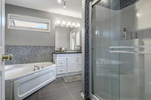 511 Killarney Glen Court Sw, Calgary, AB - Indoor Photo Showing Bathroom