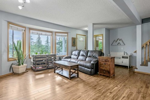 511 Killarney Glen Court Sw, Calgary, AB - Indoor Photo Showing Living Room