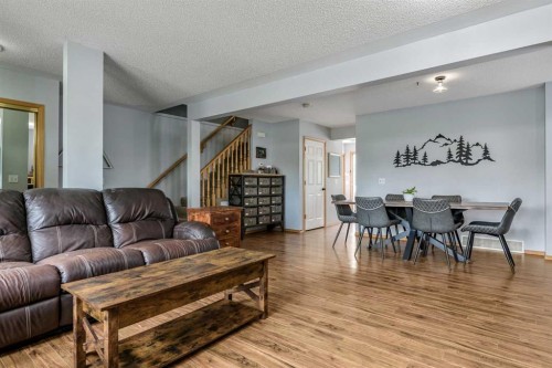 511 Killarney Glen Court Sw, Calgary, AB - Indoor Photo Showing Living Room