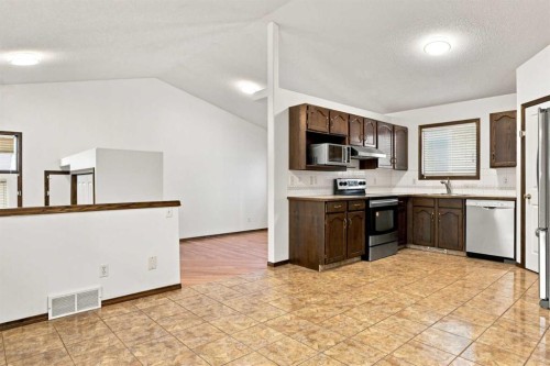 279 Coral Springs Circle Ne, Calgary, AB - Indoor Photo Showing Kitchen