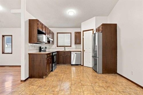 279 Coral Springs Circle Ne, Calgary, AB - Indoor Photo Showing Kitchen