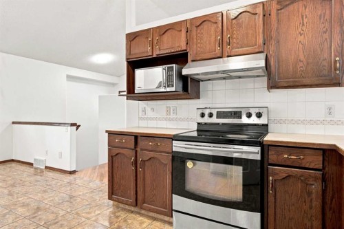 279 Coral Springs Circle Ne, Calgary, AB - Indoor Photo Showing Kitchen